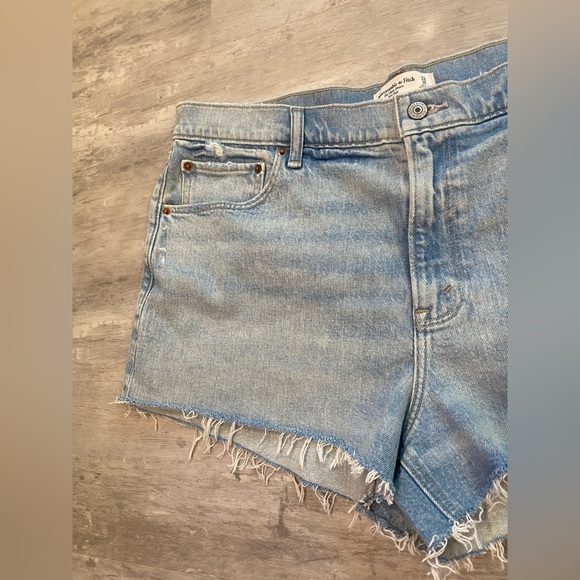 Abercrombie “The Mom Short” NWT Jean Short - Picture 3 of 4